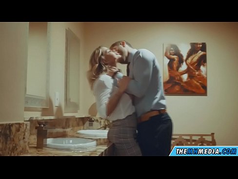 ❤️ Quando uma loira peituda o seduz numa casa de banho pública ☑ Porno em porno pt.robosexshop.ru